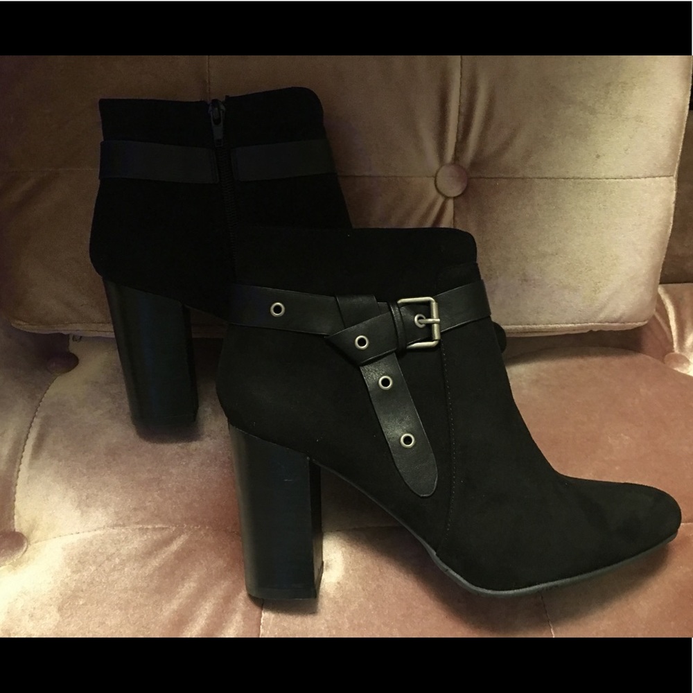 Mia Valentine Heeled Boot {black}